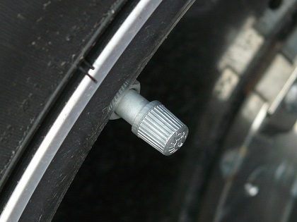 タイヤの空気圧の点検方法 頻度 本当の適正空気圧も解説 バイクの先生
